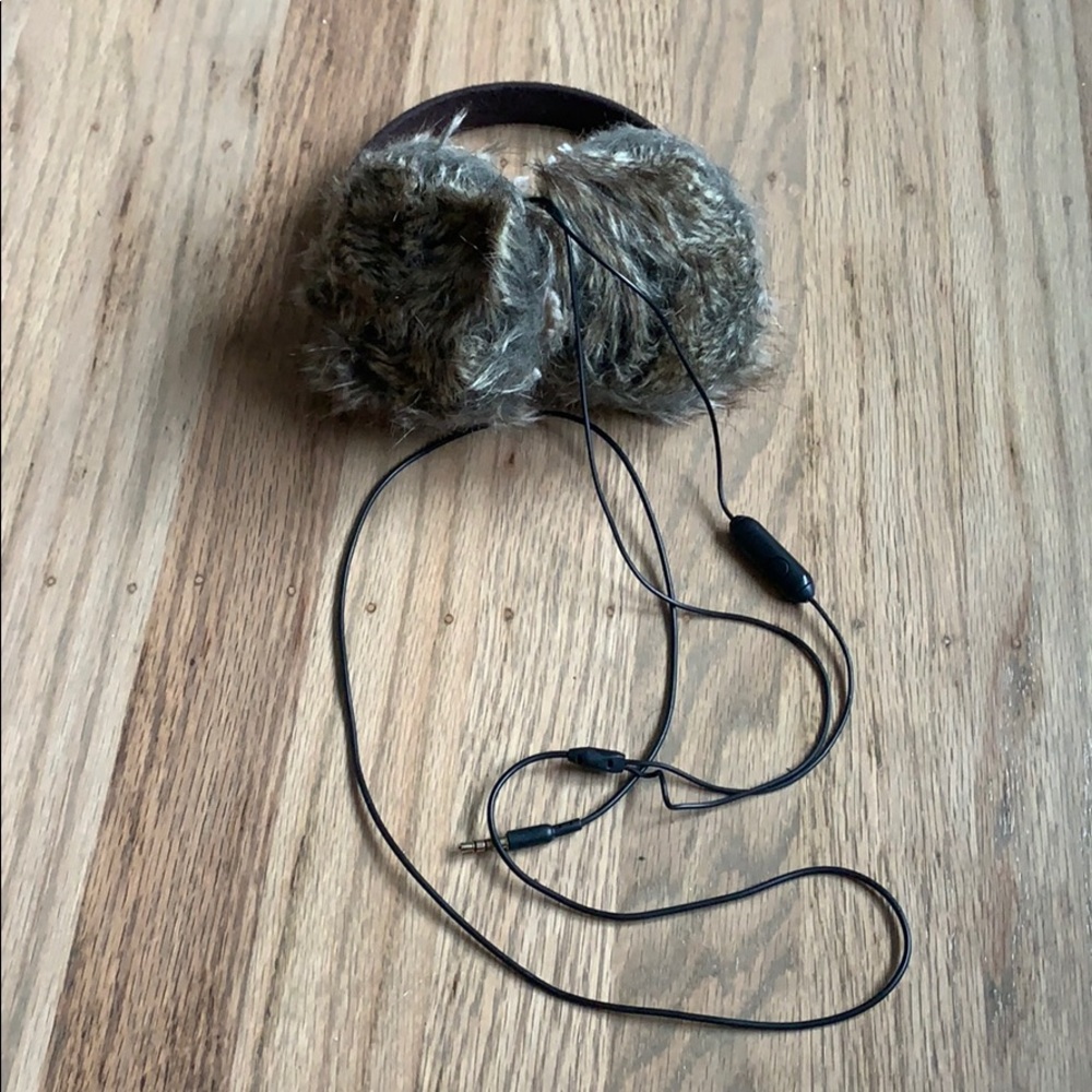 COPY - AEO headphone with earmuffs/audio capabilities